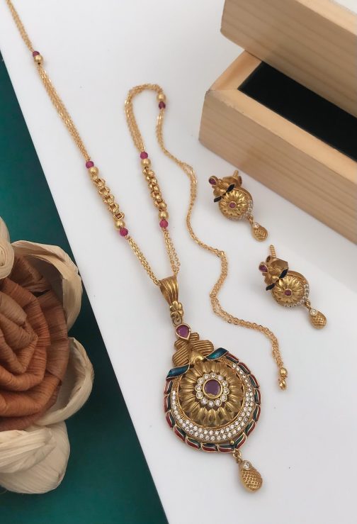 Nice Looking Bread Stone Pendant Set