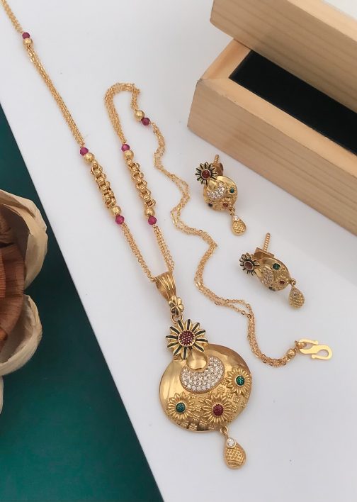 Spectacular Pendant Set with Gold Plated Brass