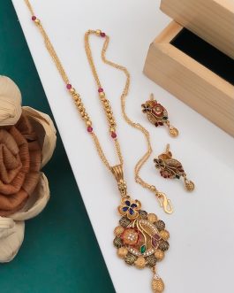 Pendant Set With Diamonds Chain and Bread Stones