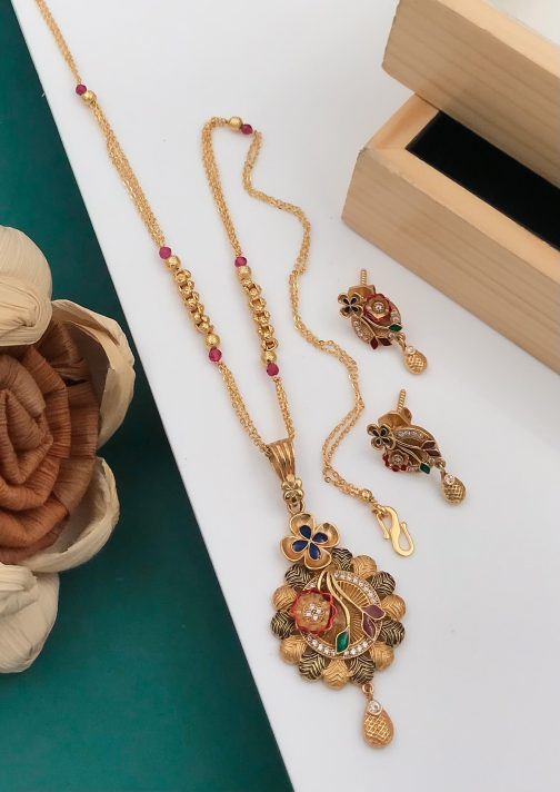 Pendant Set With Diamonds Chain and Bread Stones