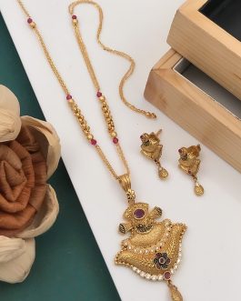 Charming Pendant Set With Diamonds Chain