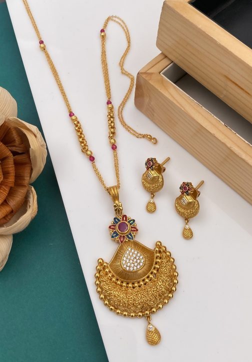 Round Chap Stunning Pendant Set