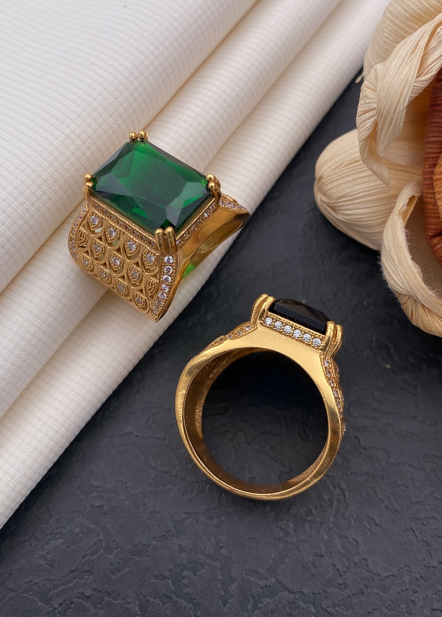 Amáli Green Diamond Ring in 18k Yellow Gold – Amáli Jewelry